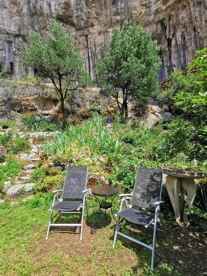 Gites Un Jardin Dans La Falaise Cabrerets Exterior foto